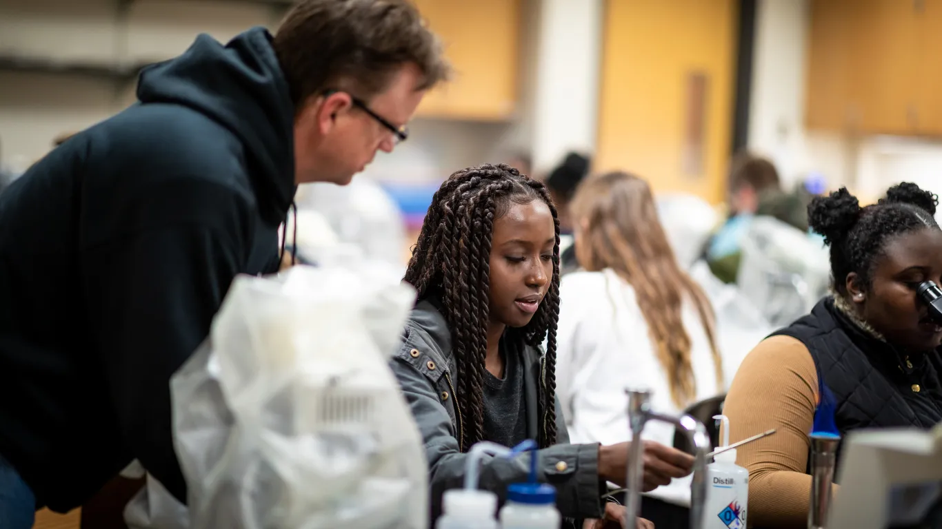 Biology student and instructor in the lab 