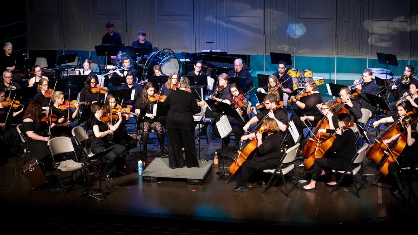 stage full of orchestra musicians 